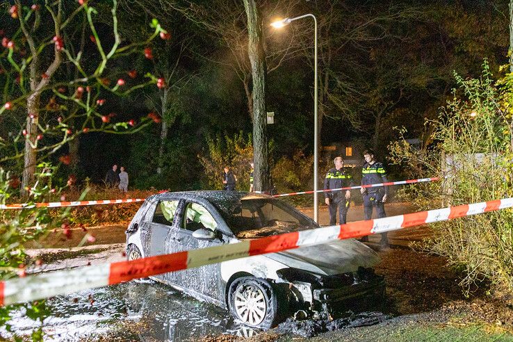 Auto gaat in vlammen op in Aa-landen, politie sluit brandstichting niet uit - Foto: Ruben Meinten