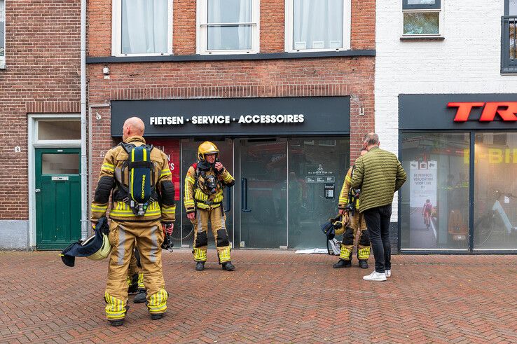 Veel rook, weinig vuur bij Zwolse fietsenwinkel - Foto: Peter Denekamp