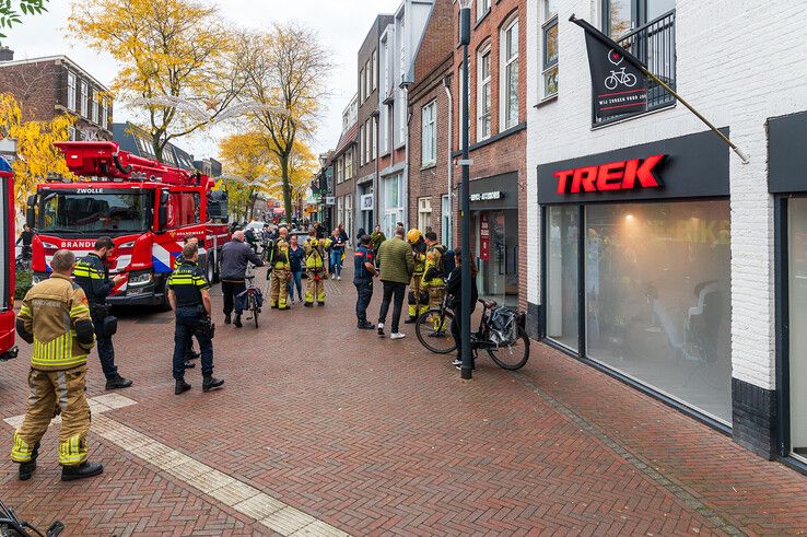 Veel rook, weinig vuur bij Zwolse fietsenwinkel - Foto: Peter Denekamp