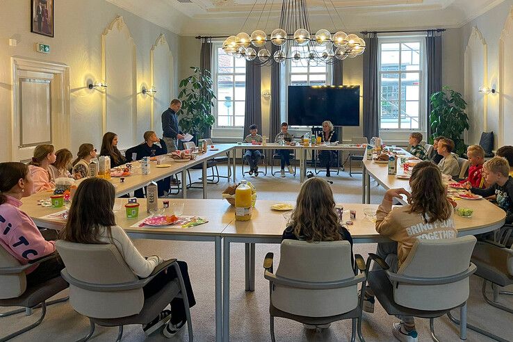 Burgemeester Sanderse en de leerlingen aan de ontbijttafel. - Foto: Gemeente Hattem