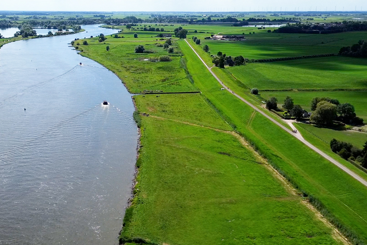 De dijk tussen Westenholte en IJsselmuiden. - Foto: WDODelta