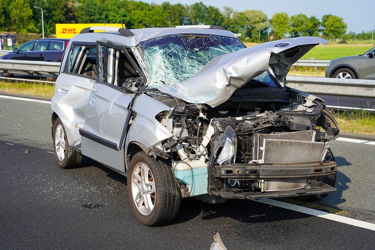 De auto van het Nijmeegse gezin na het ongeval op de A28. - Foto: Henry Wallinga