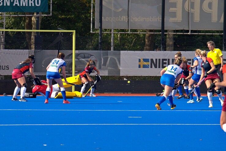 In beeld: Sophie Locht houdt schade voor Zwolse hockeysters beperkt - Foto: Bob Koning