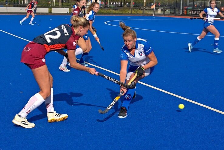 In beeld: Sophie Locht houdt schade voor Zwolse hockeysters beperkt - Foto: Bob Koning