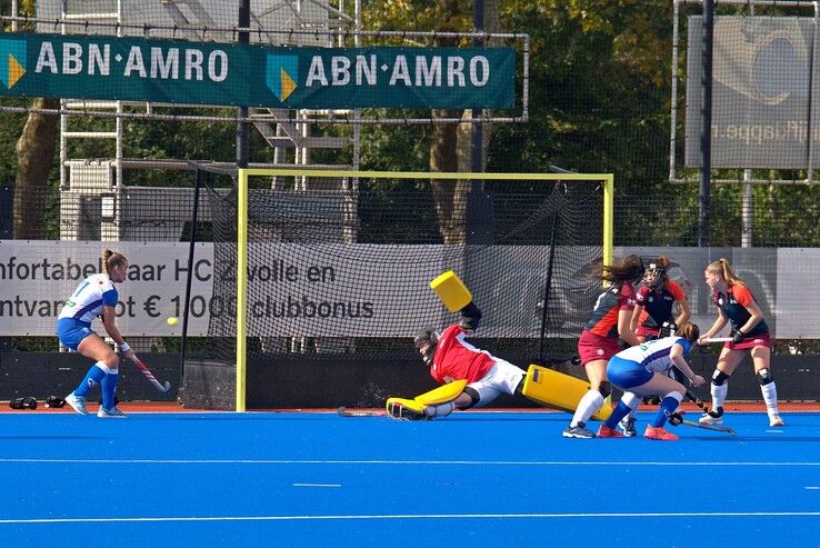 In beeld: Sophie Locht houdt schade voor Zwolse hockeysters beperkt - Foto: Bob Koning