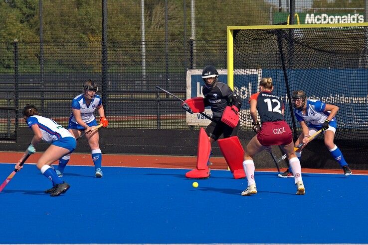 In beeld: Sophie Locht houdt schade voor Zwolse hockeysters beperkt - Foto: Bob Koning