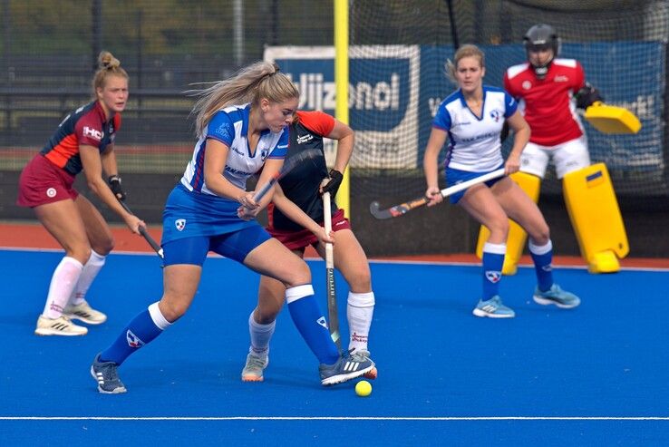 In beeld: Sophie Locht houdt schade voor Zwolse hockeysters beperkt - Foto: Bob Koning