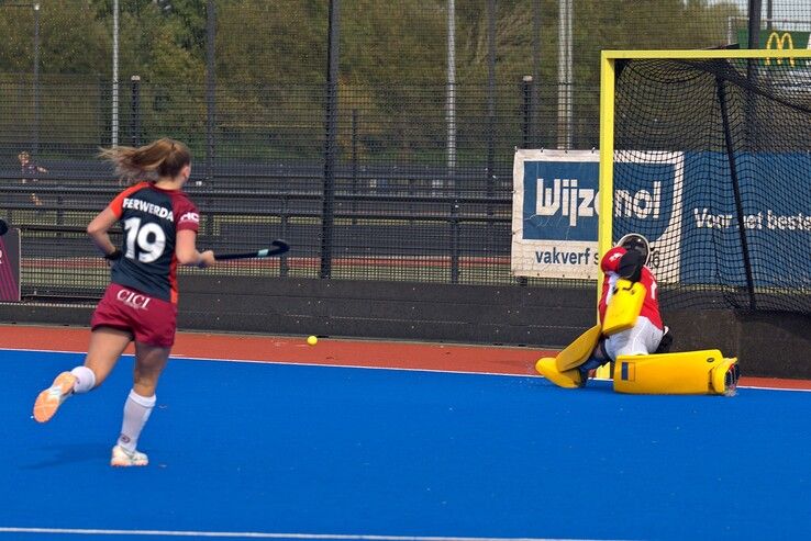 In beeld: Sophie Locht houdt schade voor Zwolse hockeysters beperkt - Foto: Bob Koning