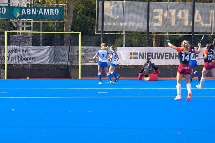 In beeld: Sophie Locht houdt schade voor Zwolse hockeysters beperkt - Foto: Bob Koning