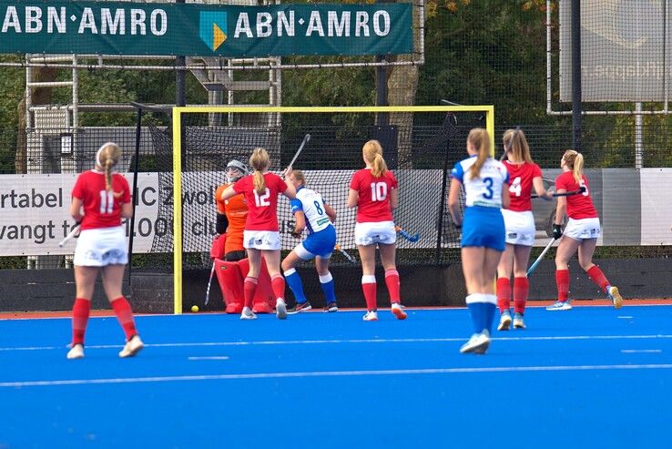 In beeld: HC Zwolle pakt winst tegen hekkensluiter Noordwijk - Foto: Bob Koning