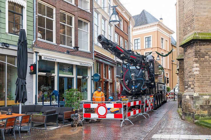 Door een lekke waterleiding stroomden kelders vol water op de Grote Markt. - Foto: Peter Denekamp