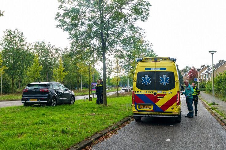 Automobilist rijdt door na botsing op Middelweg, politie zoekt getuigen - Foto: Peter Denekamp