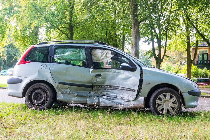 Flinke blikschade na aanrijding op IJsselallee - Foto: Peter Denekamp