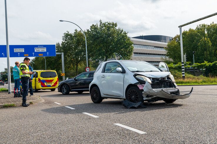 Flinke blikschade bij een botsing op de IJsselallee. - Foto: Peter Denekamp