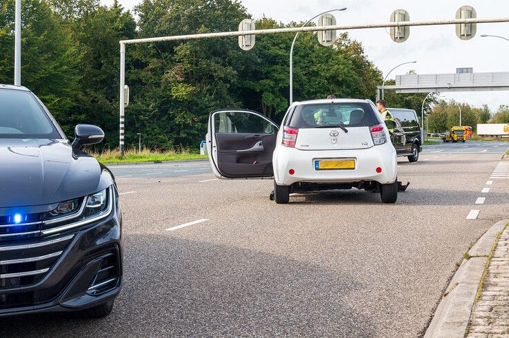 Flinke blikschade na aanrijding op IJsselallee - Foto: Peter Denekamp