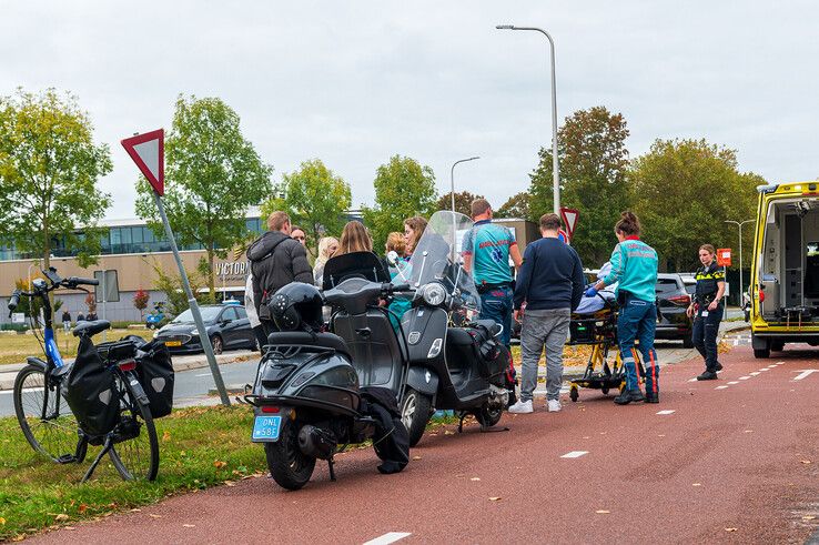 Scooterrijdster gewond naar ziekenhuis na aanrijding in Zwolle - Foto: Peter Denekamp