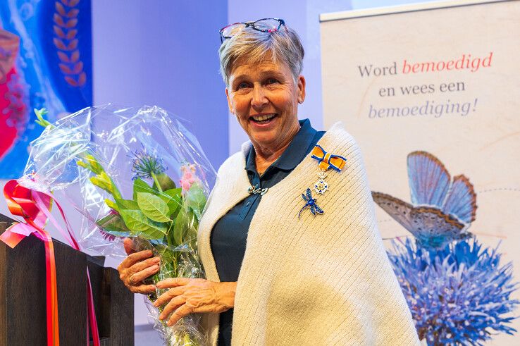 Gerry Velema met haar koninklijke onderscheiding. - Foto: Peter Denekamp