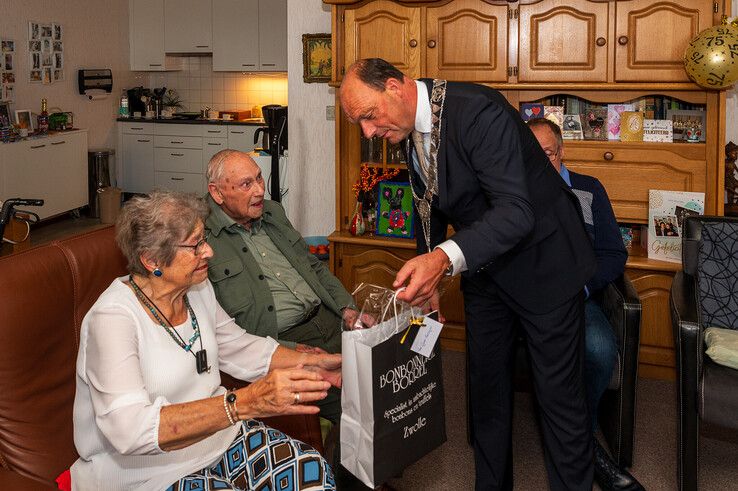 Burgemeester Peter Snijders feliciteert het echtpaar. - Foto: Peter Denekamp