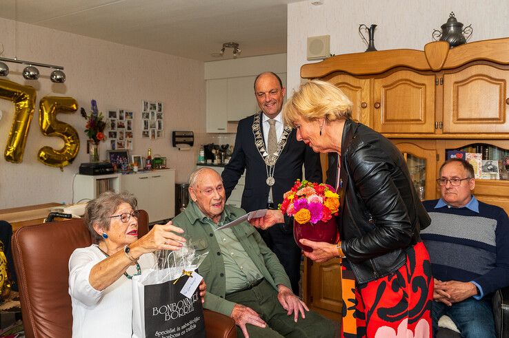 Kamerheer Coby Zandbergen biedt de felicitaties aan namens het Koninklijk Huis. - Foto: Peter Denekamp