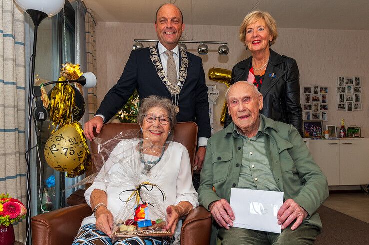 Marga en Gijs Gijzen met de burgemeester en kamerheer. - Foto: Peter Denekamp