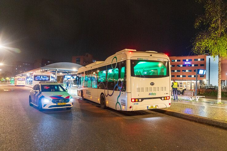 Verdachten woningoverval in Hattem pakken de bus naar Zwolle - Foto: Peter Denekamp