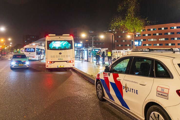 De aanhouding van twee verdachten van de overval op het busstation in Zwolle. - Foto: Peter Denekamp