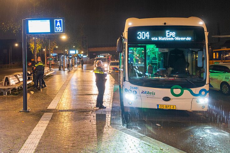 Verdachten woningoverval in Hattem pakken de bus naar Zwolle - Foto: Peter Denekamp