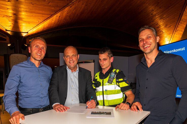 In het stadhuis werden de handtekeningen door de betrokken partijen onder de afspraken gezet. - Foto: Peter Denekamp