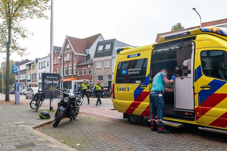 Een fietser werd aangereden door een motorrijder op de Vechtstraat. - Foto: Peter Denekamp