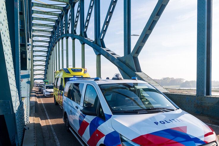 Door het ongeval ontstond een lange file richting Hattem. - Foto: Peter Denekamp