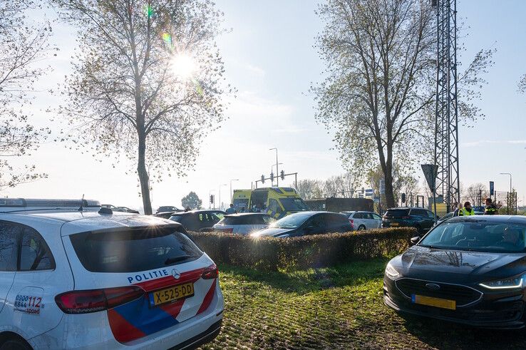 De afhandeling van het ongeluk op de carpoolplaats in Hattem. - Foto: Peter Denekamp