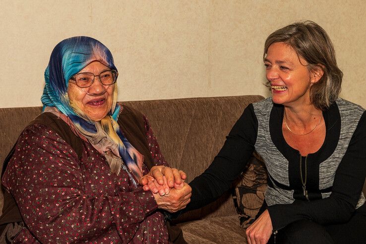 Elif vond het een grote eer dat de wethouder haar thuis bezocht. - Foto: Peter Denekamp