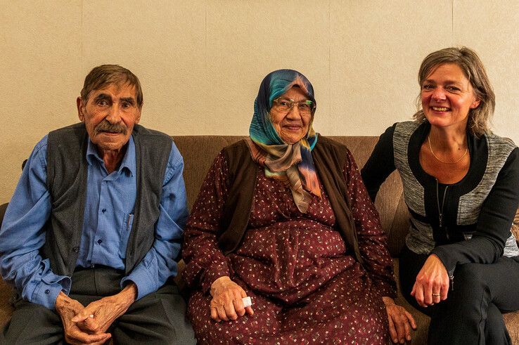 Ahmet en Elif Erçetin met wethouder Gerdien Rots. - Foto: Peter Denekamp