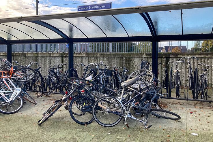 Fietsen zijn bovenop elkaar gegooid in de fietsenstalling. - Foto: Redactie 1Zwolle