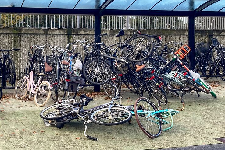 Onverlaten houden huis in fietsenstalling bij station Stadshagen - Foto: Redactie 1Zwolle