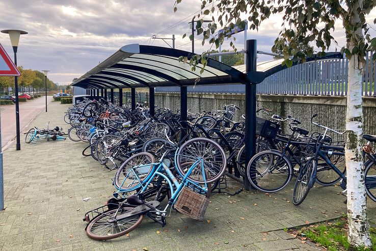 Onverlaten houden huis in fietsenstalling bij station Stadshagen - Foto: Redactie 1Zwolle