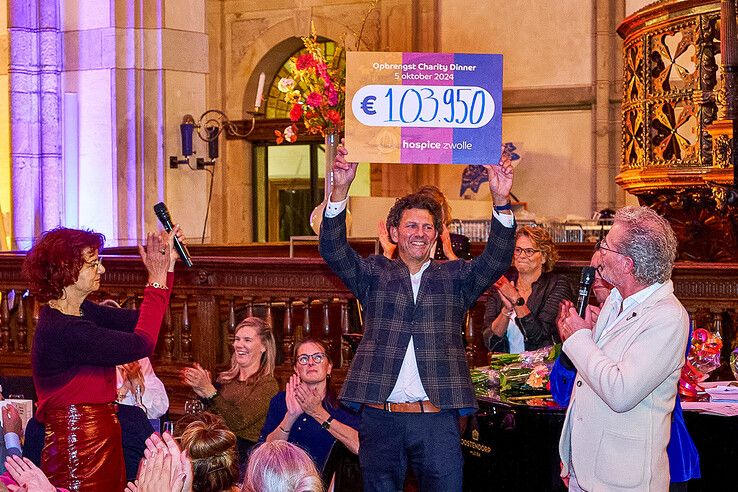 De cheque met de opbrengst van het liefdadigheidsdiner met veiling in de Grote Kerk. - Foto: Anke Olthof