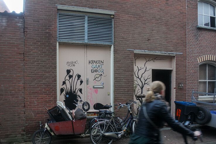 Het gekraakte pand in de Hofstraat in Kampen. - Foto: Pascal Winter