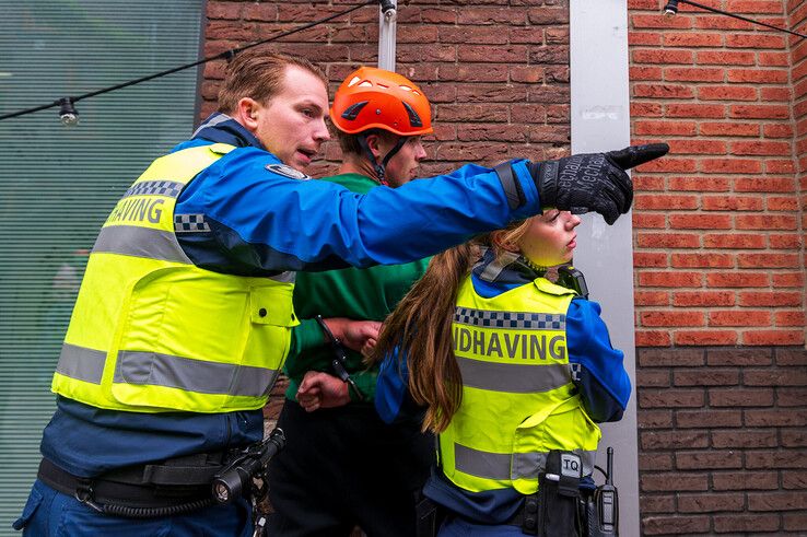 In beeld: Studenten gaan politie te lijf in Zwolse uitgaansstraat - Foto: Peter Denekamp