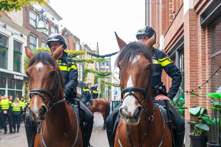 In beeld: Studenten gaan politie te lijf in Zwolse uitgaansstraat - Foto: Peter Denekamp