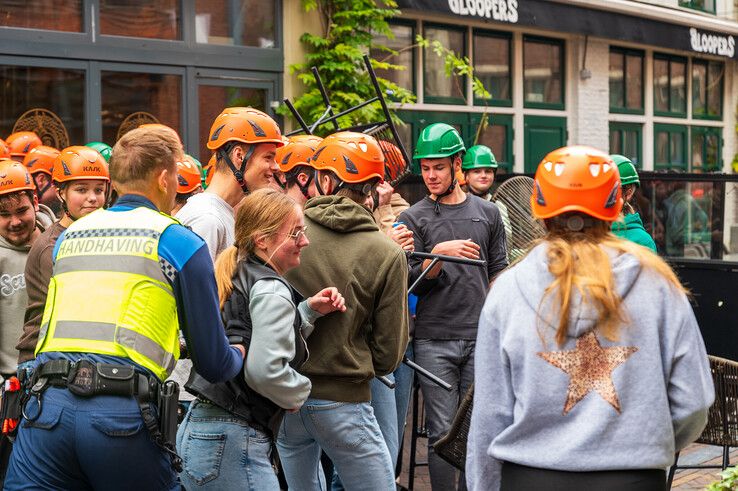 In beeld: Studenten gaan politie te lijf in Zwolse uitgaansstraat - Foto: Peter Denekamp