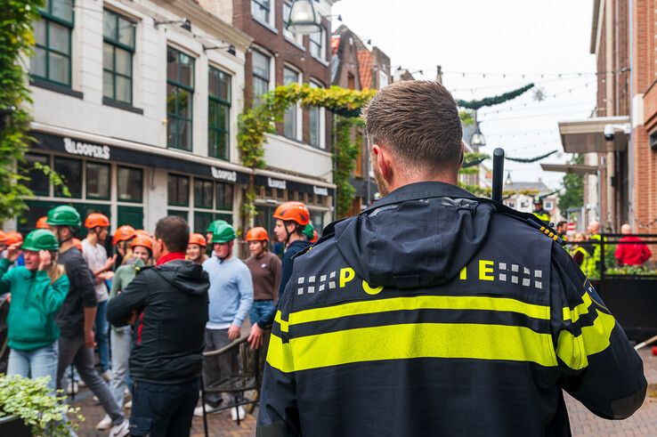 In beeld: Studenten gaan politie te lijf in Zwolse uitgaansstraat - Foto: Peter Denekamp