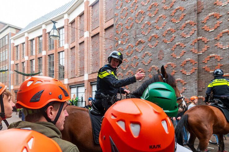 In beeld: Studenten gaan politie te lijf in Zwolse uitgaansstraat - Foto: Peter Denekamp