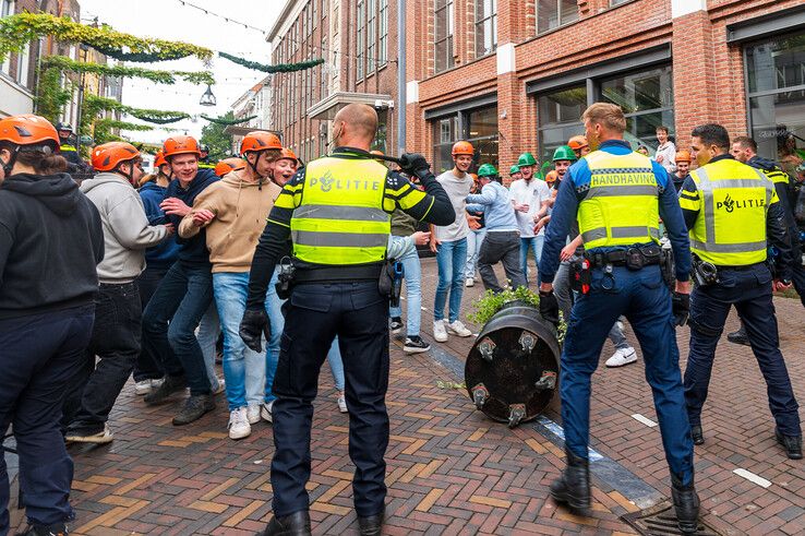 In beeld: Studenten gaan politie te lijf in Zwolse uitgaansstraat - Foto: Peter Denekamp