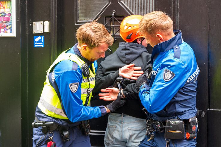 In beeld: Studenten gaan politie te lijf in Zwolse uitgaansstraat - Foto: Peter Denekamp