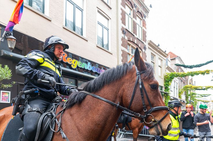 In beeld: Studenten gaan politie te lijf in Zwolse uitgaansstraat - Foto: Peter Denekamp