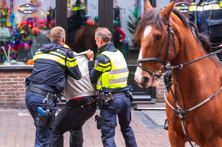 In beeld: Studenten gaan politie te lijf in Zwolse uitgaansstraat - Foto: Peter Denekamp