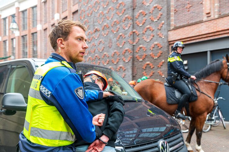 In beeld: Studenten gaan politie te lijf in Zwolse uitgaansstraat - Foto: Peter Denekamp