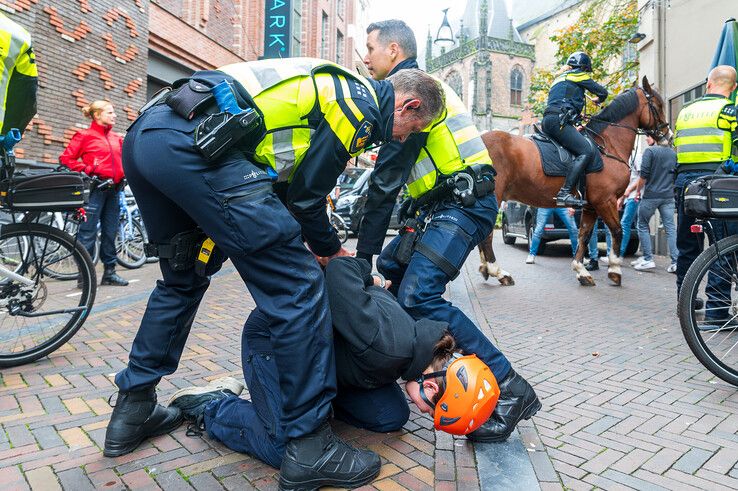 In beeld: Studenten gaan politie te lijf in Zwolse uitgaansstraat - Foto: Peter Denekamp