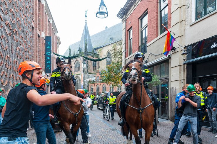 In beeld: Studenten gaan politie te lijf in Zwolse uitgaansstraat - Foto: Peter Denekamp